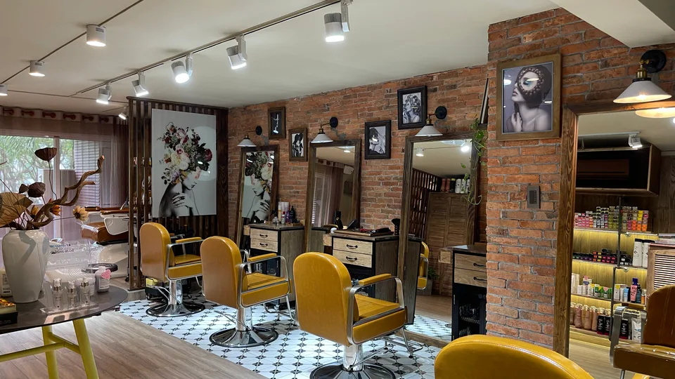 Khu vực gội đầu và pha thuốc bên trong Kate Salon, ánh sáng trung tính