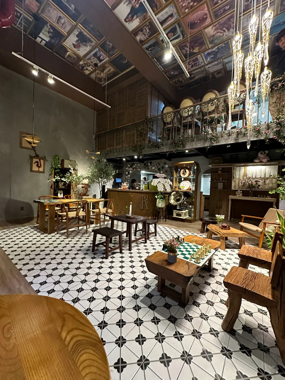 Stylist đang setting uốn lọn lớn cho khách tại Kate Salon